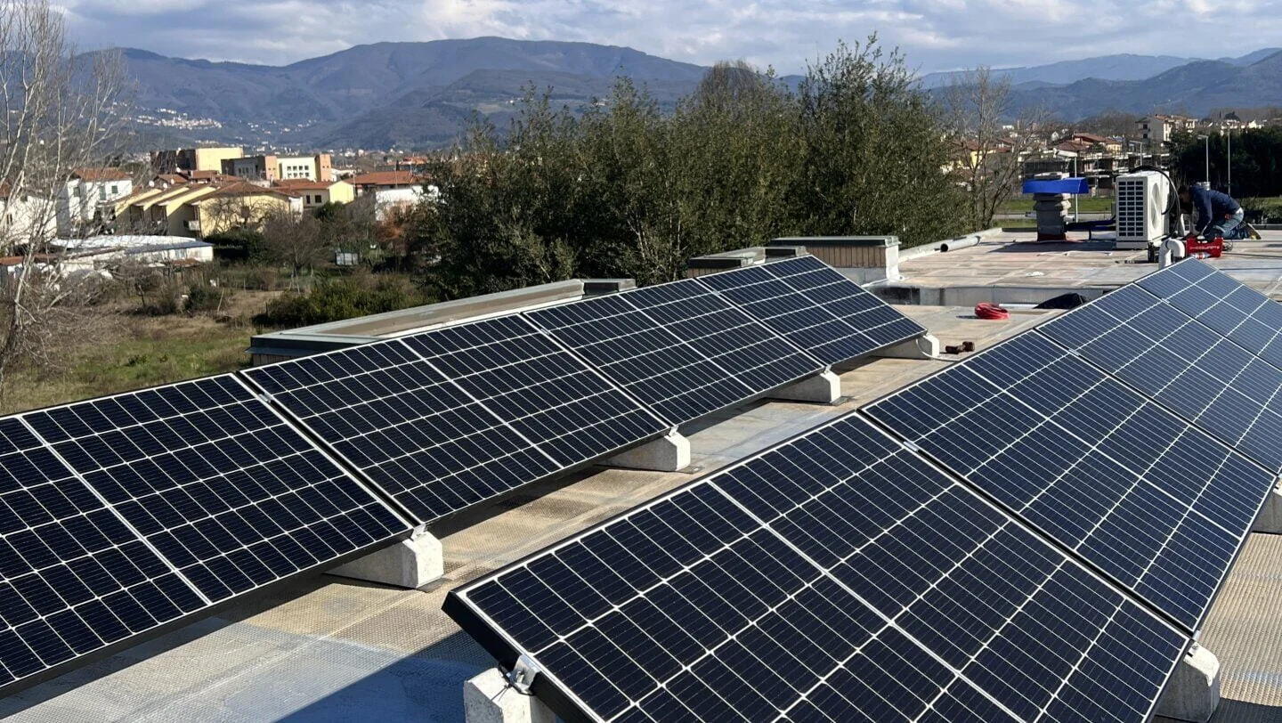 Pannelli fotovoltaici Orizon orientati sul tetto di uffici ad Agliana